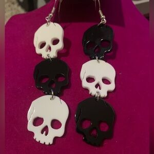 Skull earrings nwot
